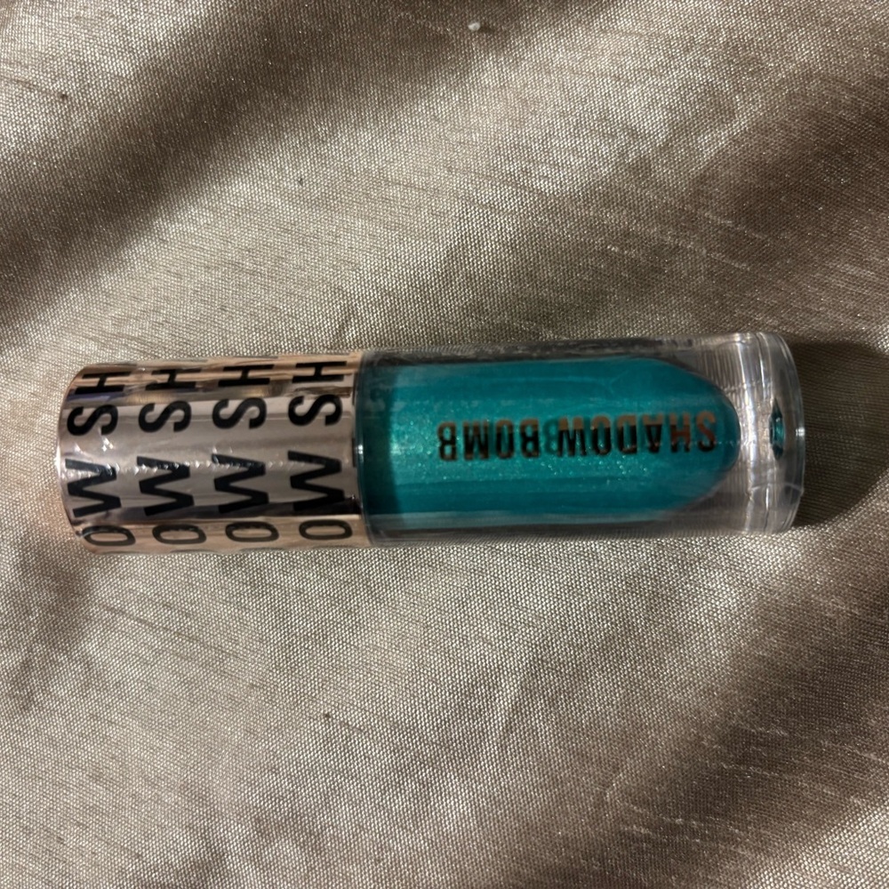 Revolution Make Up Bundle Set - Picture 6 of 8